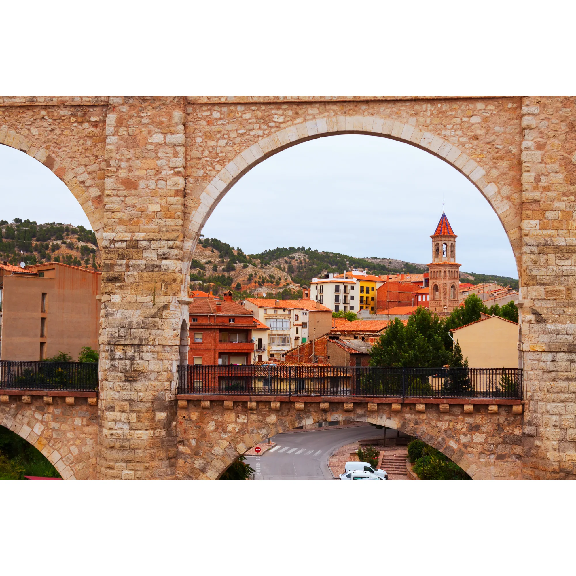 Acueducto con la merced de fondo